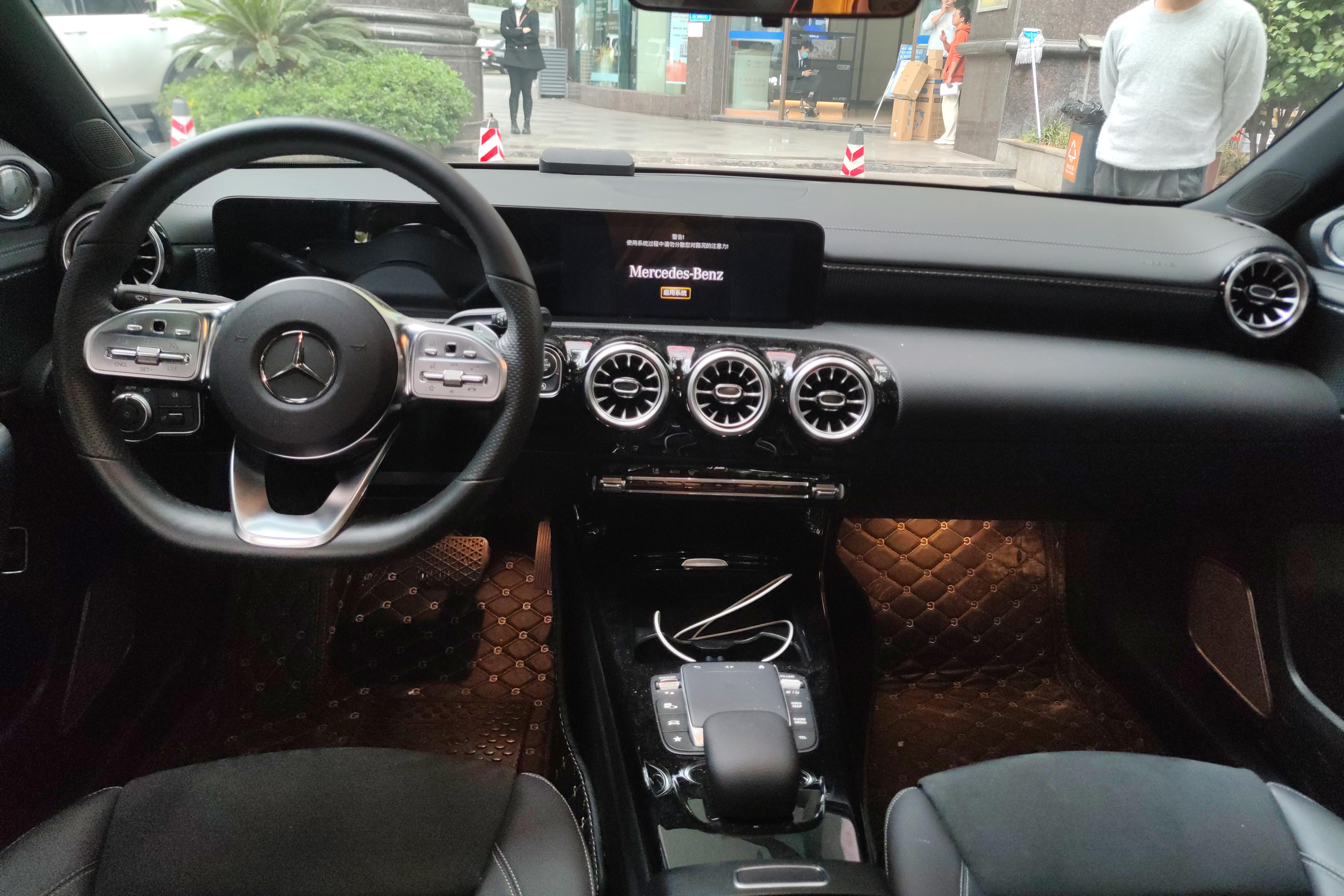 奔驰A级 A200L 2020款 1.3T 自动 改款运动轿车时尚型 (国Ⅵ) 