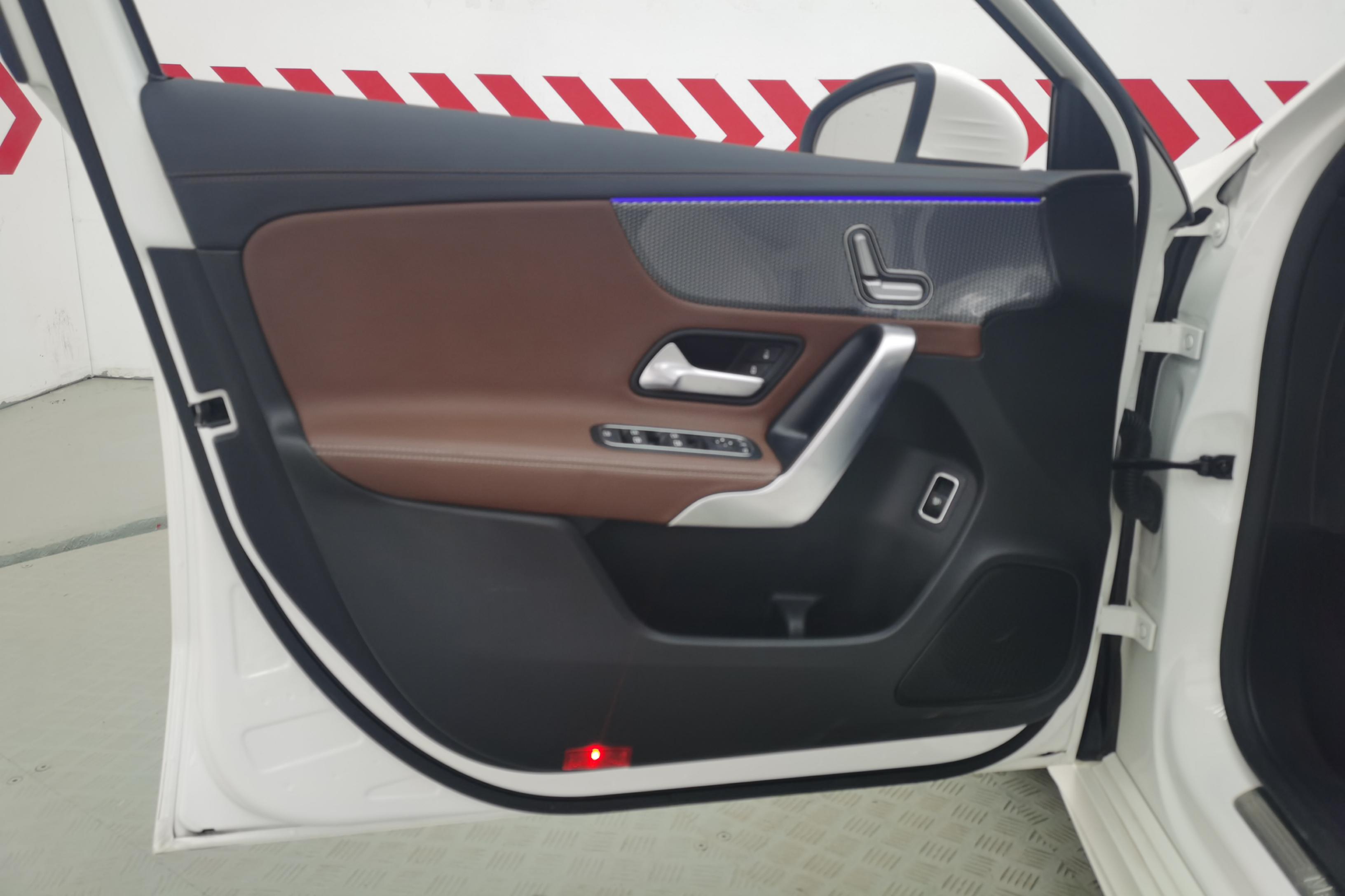 奔驰A级 A200L 2020款 1.3T 自动 运动轿车版 (国Ⅵ) 